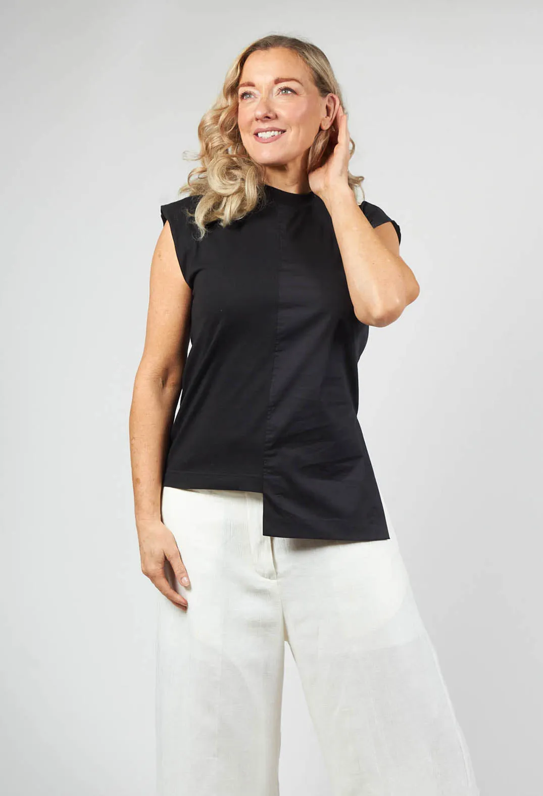 Sleeveless Jersey Top Quinotauro in Nero