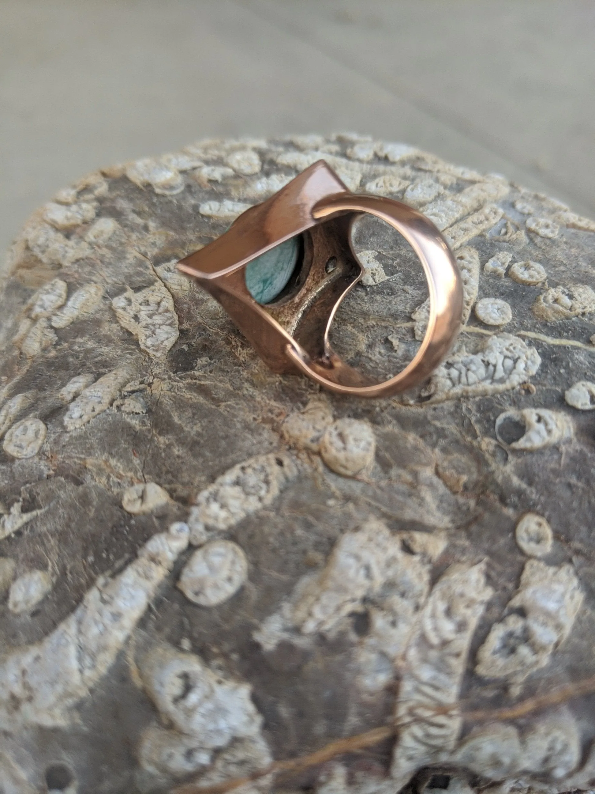 STUNNING ROSE GOLD GEM SILICA AND MONTANA SAPPHIRE RING SIZE 8.25